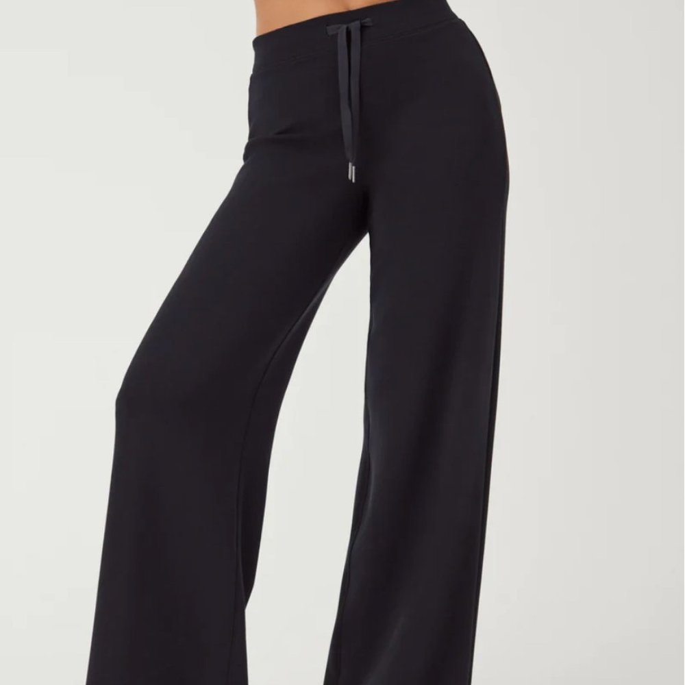 SPANX - AirEssentials Wide Leg Pant - VERY BLACK